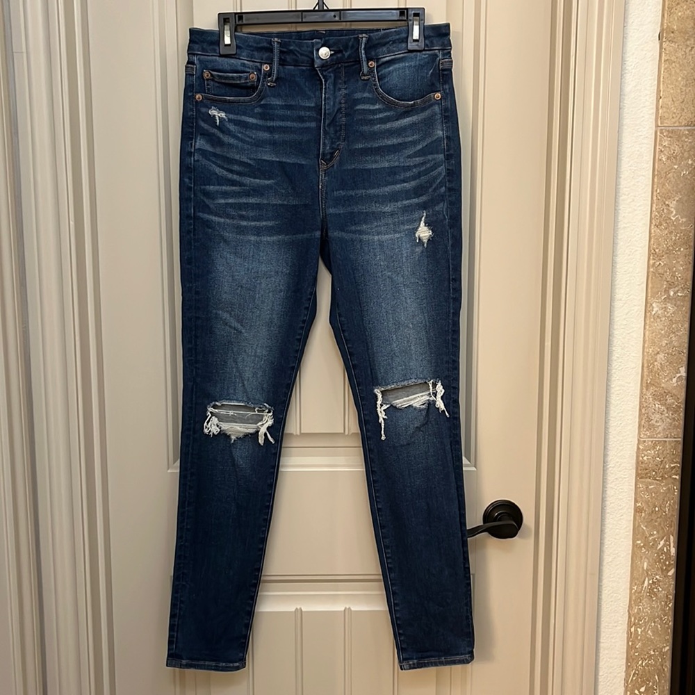 Women’s High Rise Distressed Skinny Jean from American Eagle size 10 Regular.